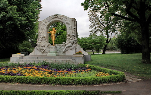 人生哲学论文:政治哲人的求真与谨慎—《游叙弗伦篇》与政治哲学的开端